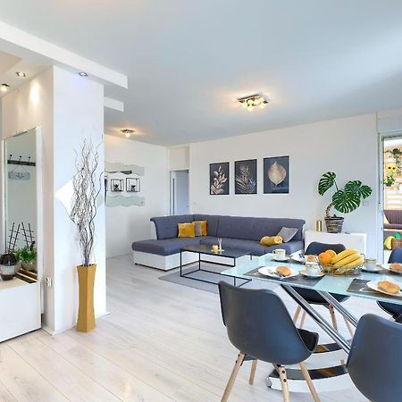 Seny Gold Apartment พูลา ภายนอก รูปภาพ