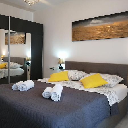 Seny Gold Apartment พูลา ภายนอก รูปภาพ