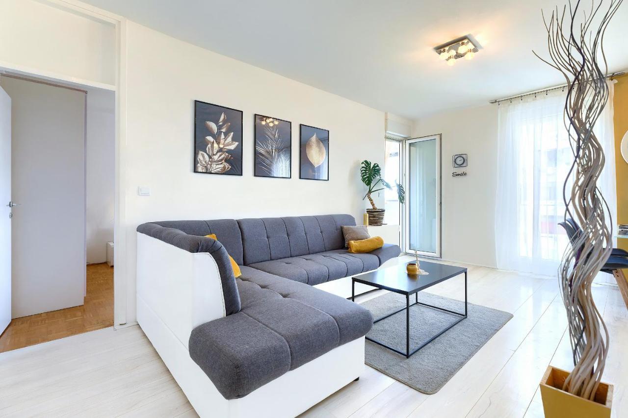 Seny Gold Apartment พูลา ภายนอก รูปภาพ